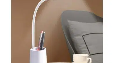 Esta lámpara de escritorio de $ 15 también funciona como soporte de carga
