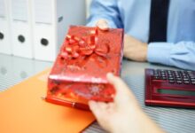 Consejos para dar regalos navideños a los colegas