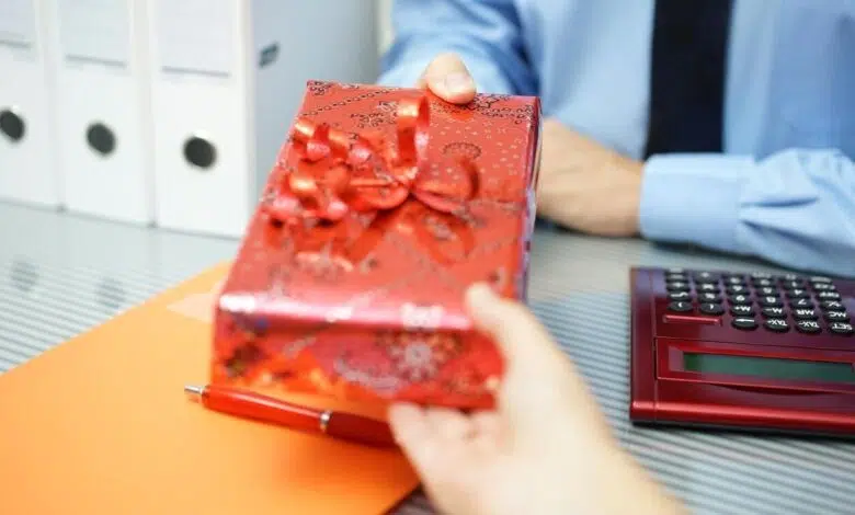 Consejos para dar regalos navideños a los colegas