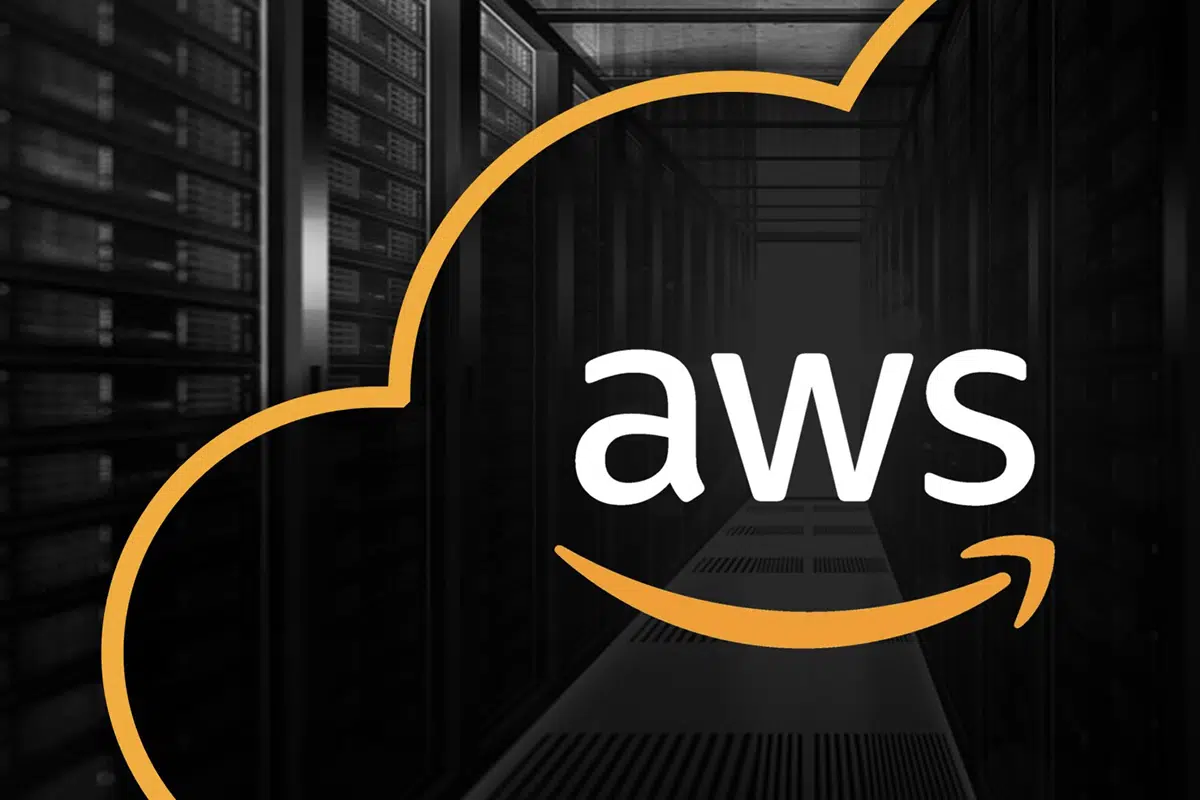 El logotipo de Amazon Web Services frente a la sala de servidores.