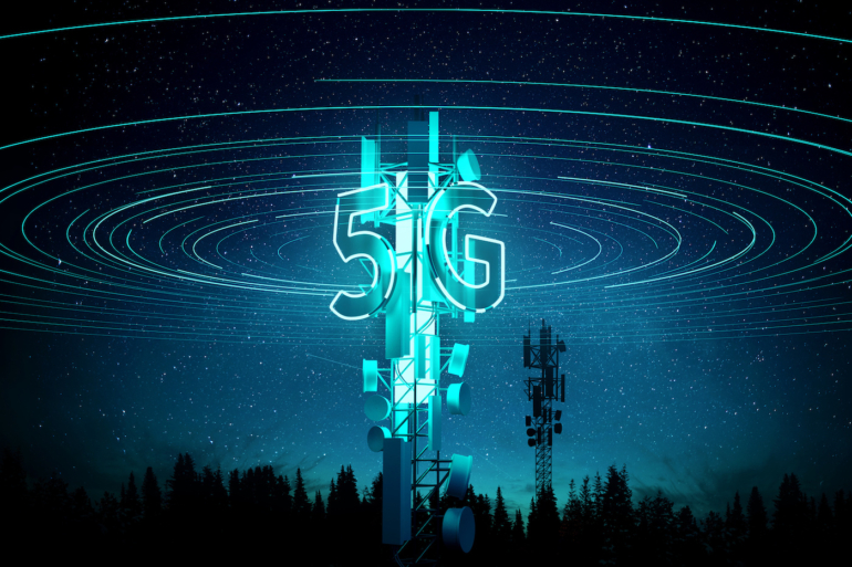 La torre de telefonía celular con 5G se ilumina en azul.