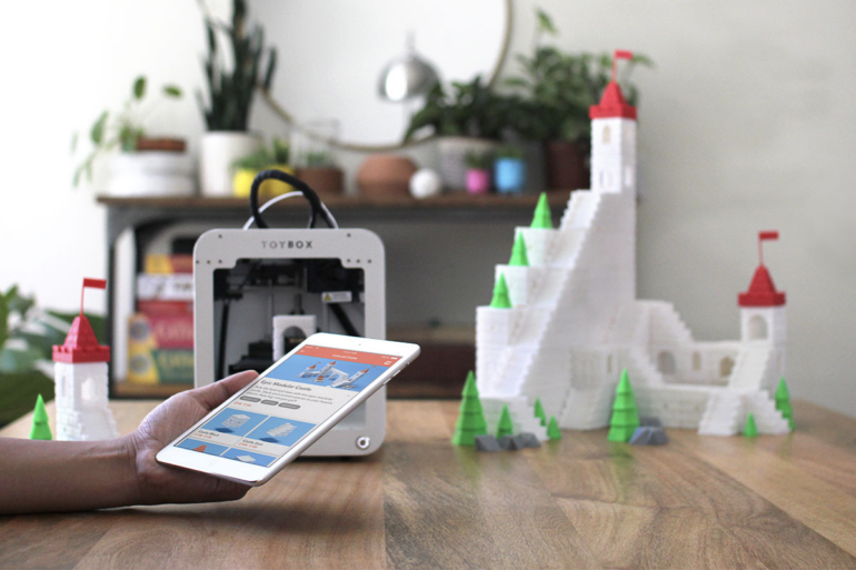 Un usuario imprime un castillo en 3D.
