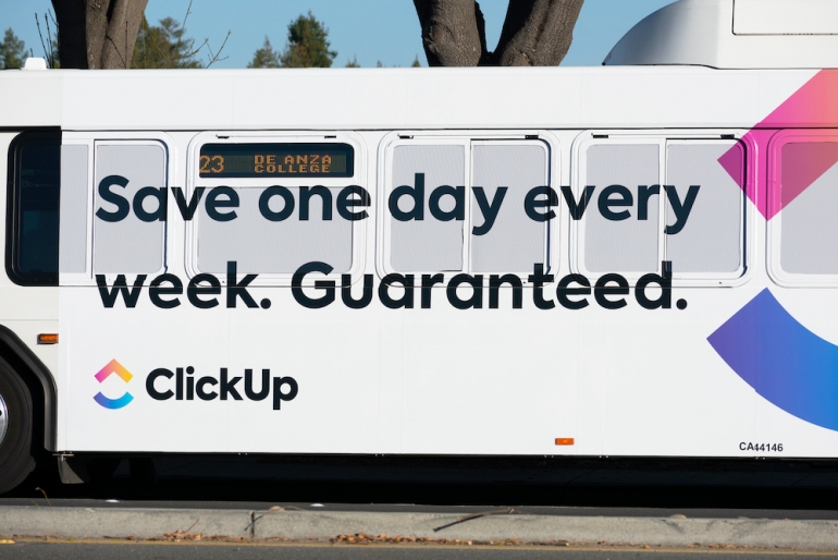 Los anuncios ClickUp en el exterior de los autobuses están creando conciencia de marca. ClickUp es una plataforma de productividad personalizable - San José, CA, EE. UU. - 2020