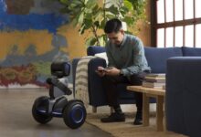 Conoce a Loomo, el robot móvil personal de Segway que funciona como transporte y compañero