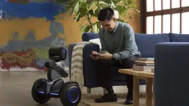 Conoce a Loomo, el robot móvil personal de Segway que funciona como transporte y compañero