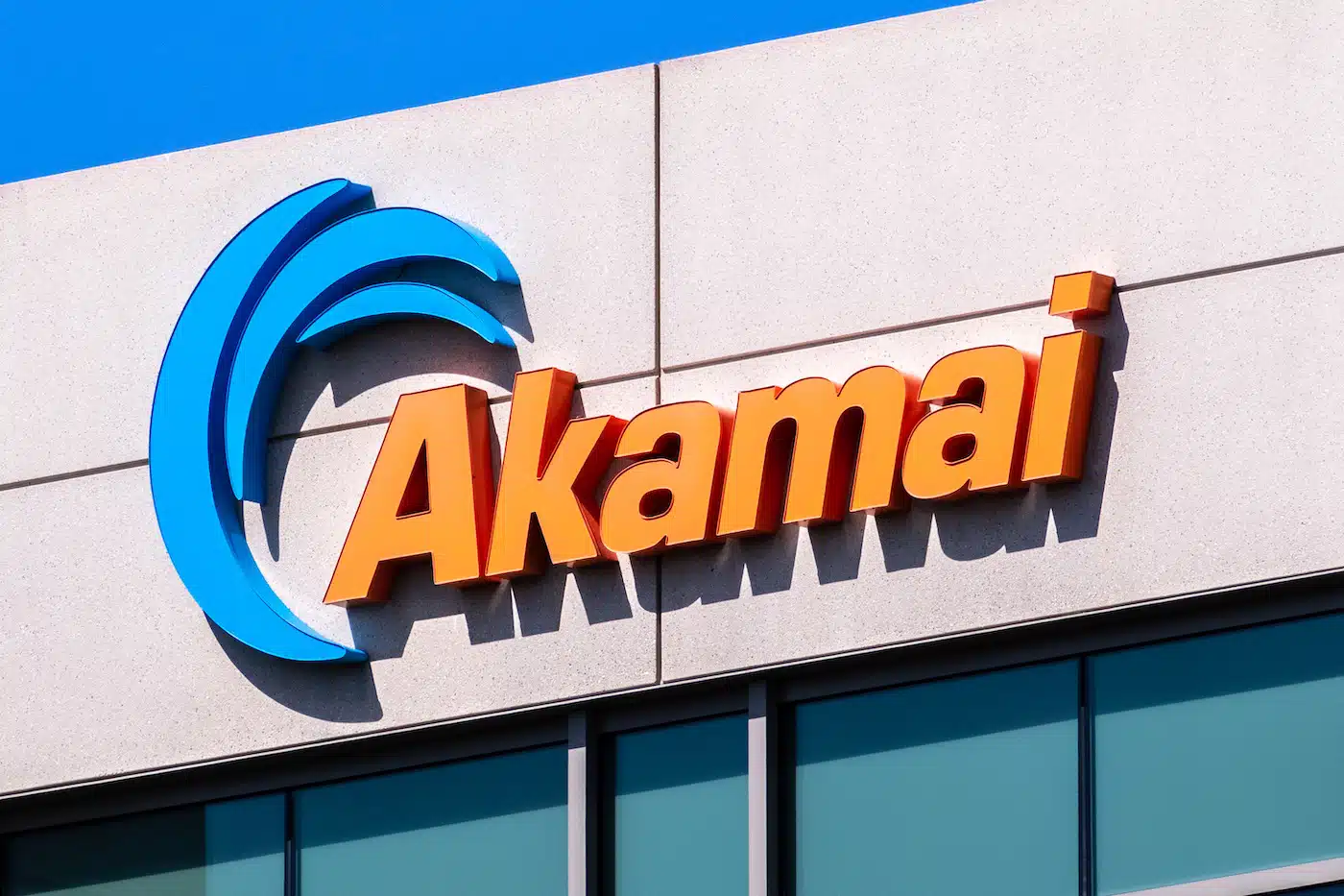 Parte superior del edificio de Akamai con el logotipo azul y naranja de Akamai