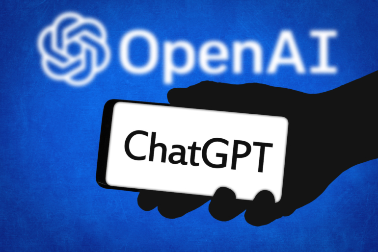 El logotipo de ChatGPT en el teléfono está delante del logotipo de OpenAI.