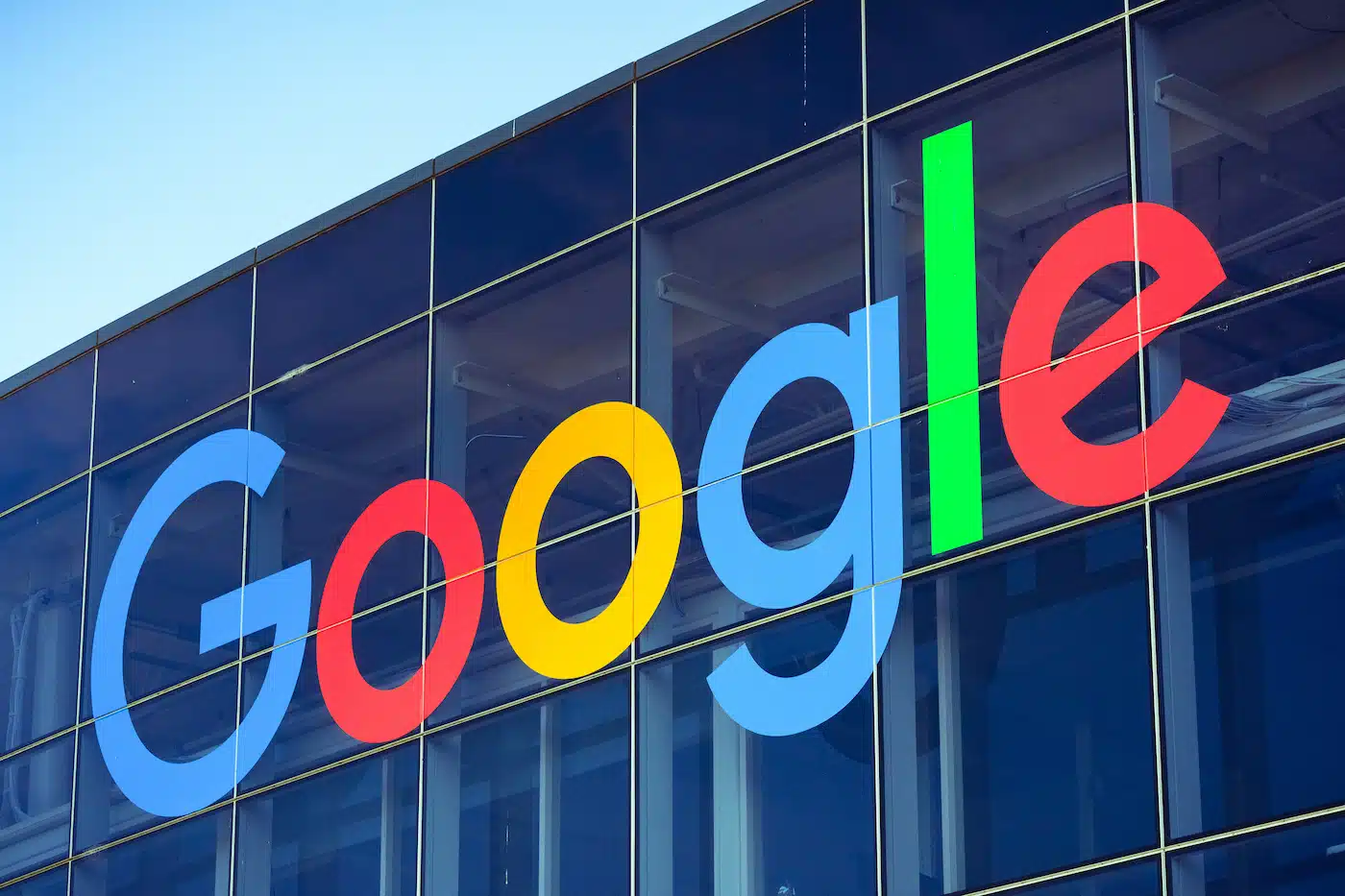 El logotipo de Google se encuentra en un edificio en Googleplex en el campus principal de la empresa.