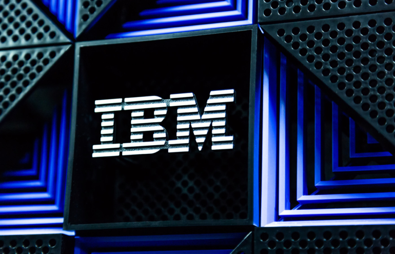 Logotipo de IBM en racks de almacenamiento en el centro de datos.